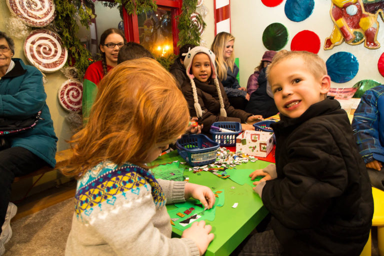 <p>kids making crafts in the warming house</p>